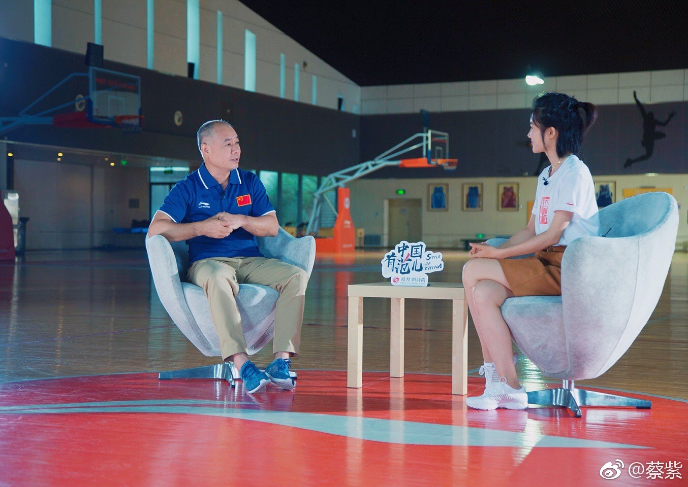 主持风尚优雅绽放 镜头下的魅力定格 蔡紫与工作人员交流互动,姿态放松,眼神中流露出真诚与亲和力