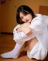 黑直长发少女私房写真:背心短裤与白袜的极致魅力 少女慵懒躺姿,背心滑落肩头,私房照尽显随性美与自然风情